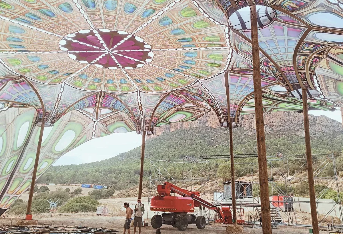 Instalación textil y estructura decorativa